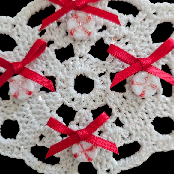 Christmas Ornaments Crochet Doily Wreaths  Set of 3  - Faux Peppermints,Noel - Picture 4 of 11
